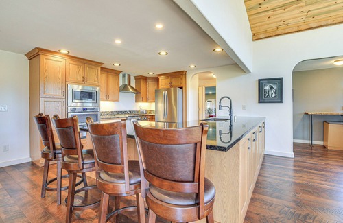 Stevenson House | Home w/Mtn Views & Hot Tub in Stevenson!