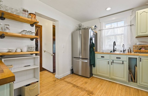 Sturgeon Bay House | Home walking distance to all Downtown Sturgeon Bay! Across from Coffee House!