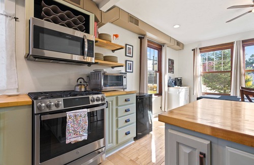 Sturgeon Bay House | Home walking distance to all Downtown Sturgeon Bay! Across from Coffee House!