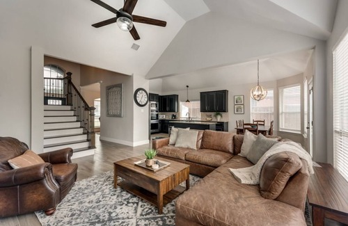 Flower Mound House | Home with a pool during your transition.