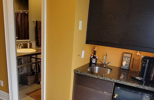 Greenwood - Coxwell House | Home with amenities walking distance to restaurants, pub & the beach