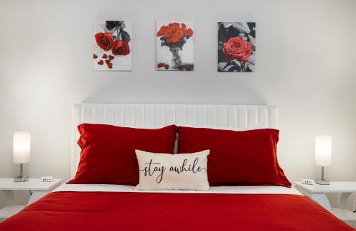 West Meadowbrook House | Home with Casita 5min Downtown and Karaoke plus Event Space