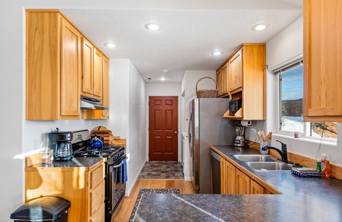 Sagle House | Home with free WiFi, washer/dryer & enclosed yard - close to hiking and biking