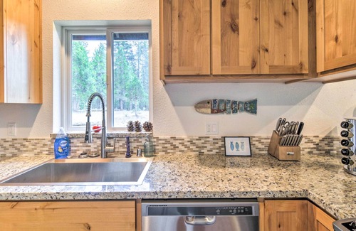 Lake Almanor West House | Home with Hot Tub ~ 1/2 Mile to Boat Launch!