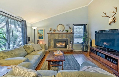 Picnic Point-North Lynnwood House | Home with Hot Tub 7 Mi to Edmonds Waterfront!
