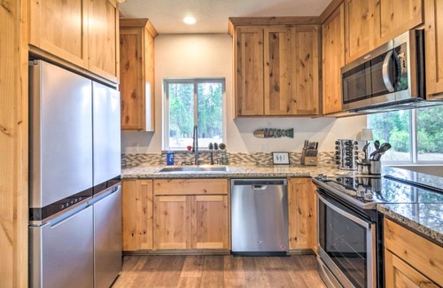 Lake Almanor West House | Home with Hot Tub about half Mile to Boat Launch!