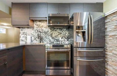 Calgary House | Home with Hot Tub & Home Theatrenn