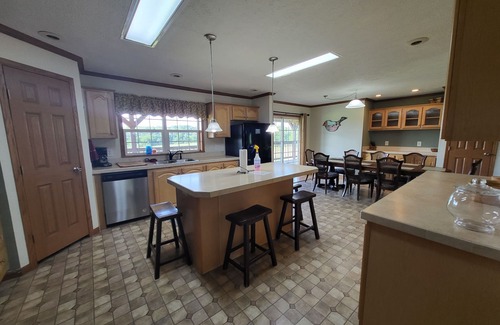 Hardin County House | Home with HOT TUB by Garden of the Gods in Shawnee National Forest.