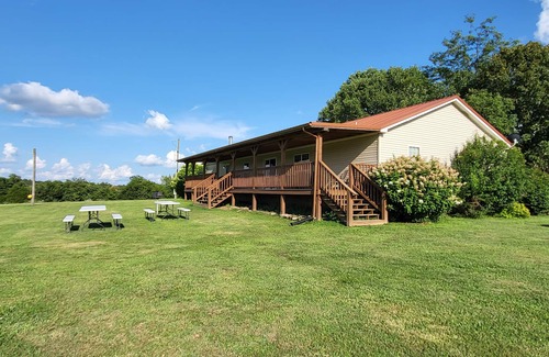 Hardin County House | Home with HOT TUB by Garden of the Gods in Shawnee National Forest.