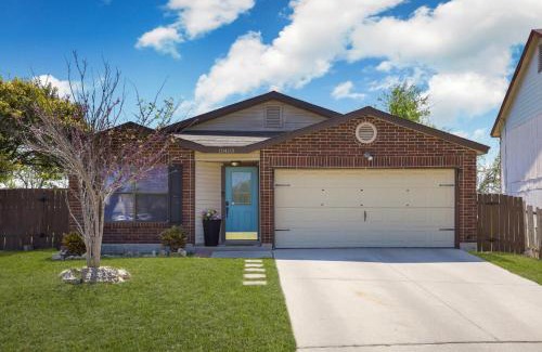 Heritage Villa | Home with pool near Sea World & Lackland