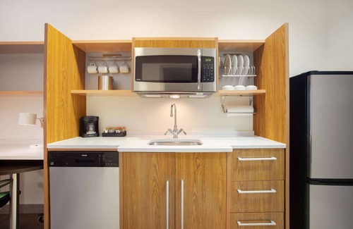 Executive Park Hotel | Home2 Suites by Hilton Charlotte I-77 Tyvola Rd