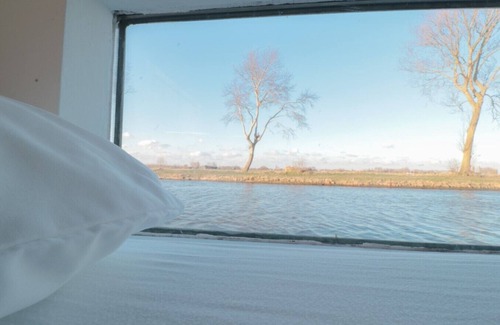 Nieuwpoort Boat Rental | Homeboat Glamping Loft on the water