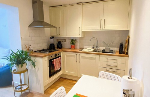 Kilburn Apartment | Homely 2 BDR Flat Patio Near Maida Vale
