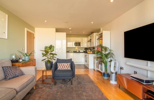 Highbury West Apartment | Homely 2 bed 2 bath central apartment w balcony (-5% week & -30% month August)