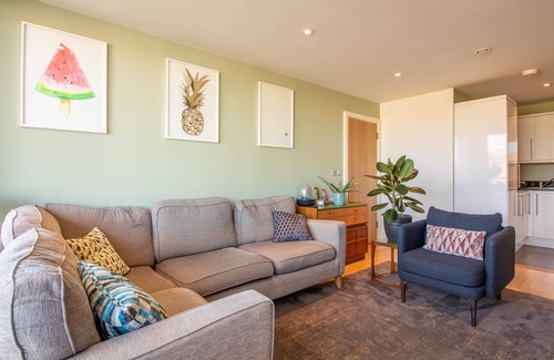 Highbury West Apartment | Homely 2 bed 2 bath central apartment w balcony (-5% week & -30% month August)