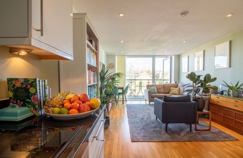 Highbury West Apartment | Homely 2 bed 2 bath central apartment w balcony (-5% week & -30% month August)