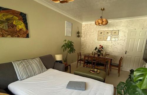 Walton-on-Thames Apartment | Homely 2-Bed Apartment - Sleeps 3 & Parking