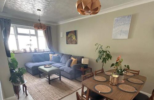 Walton-on-Thames Apartment | Homely 2-Bed Apartment - Sleeps 3 & Parking