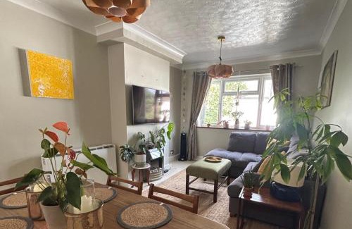 Walton-on-Thames Apartment | Homely 2-Bed Apartment - Sleeps 3 & Parking
