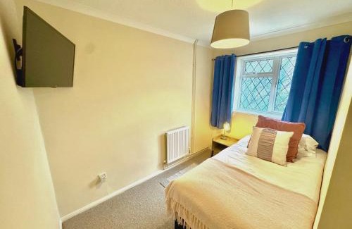 Kidlington House | Homely 2 bedroom house, parking