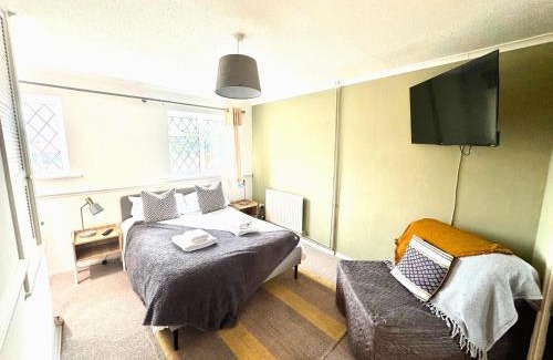 Kidlington House | Homely 2 bedroom house, parking