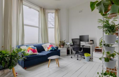 Stoke Newington Apartment | Homely 2BD Flat with Private Garden North London