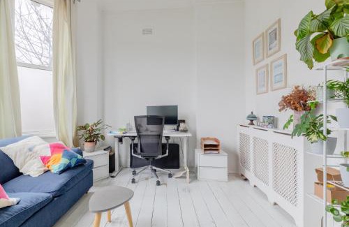 Stoke Newington Apartment | Homely 2BD Flat with Private Garden North London