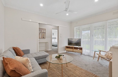 Sunshine House | Homely 3-Bed in Quiet Street with Backyard