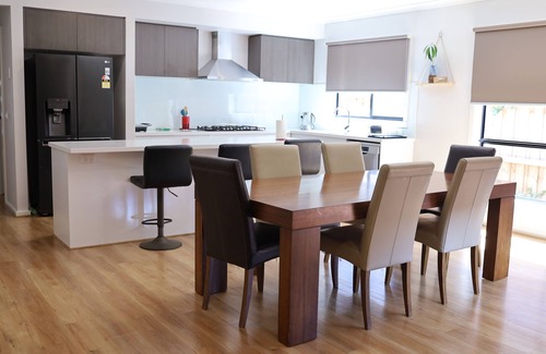 Wyndham Vale House | Homely 4 bedroom house with central cooling and WiFi in brilliant Wyndham.