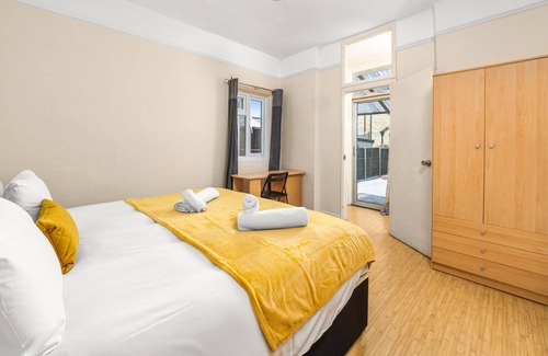 Bowes House | Homely 4-bedroom house with 2 baths & free parking