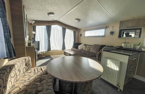 Great Yarmouth House | Homely 6 berth caravan for hire by the beach at California Cliffs ref 50006F