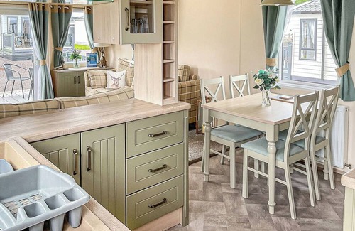 Laurencekirk Ski Chalet | Homely and stylish holiday home featuring your own private hot tub.