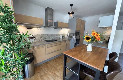 Surrey Docks Apartment | Homely apartment & Thames view