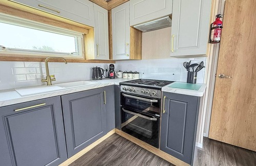 Oulton Broad House | Homely caravan with decking and free WiFi in Lowestoft ref 12097B