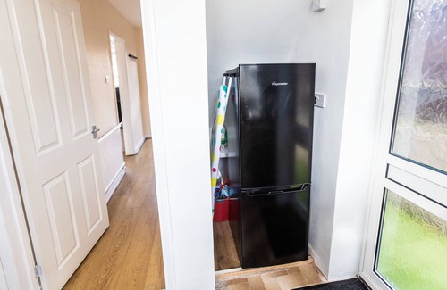 Wyken House | Homely Cosy House close to UHCW M6 - Sleeps 7