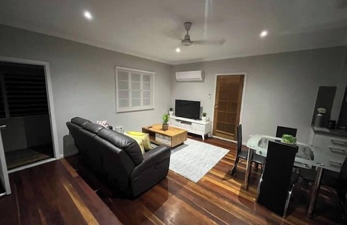 Currajong House | Homely Cottage Near It All
