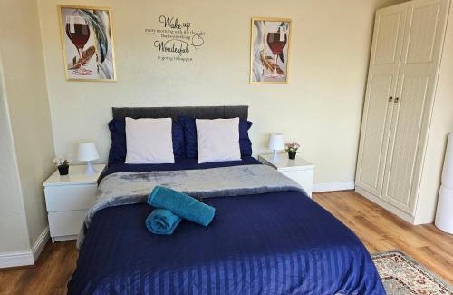 Harehills House | Homely double bed, TV, Wi-Fi and garden