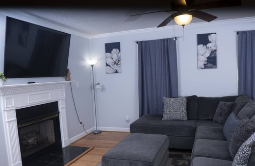 Northeast Raleigh House | Homely🏠FirePitt🔥65’TV📺PatioLarge outdoor space