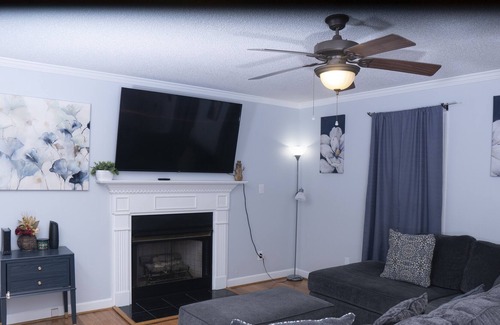 Northeast Raleigh House | Homely🏠FirePitt🔥65’TV📺PatioLarge outdoor space