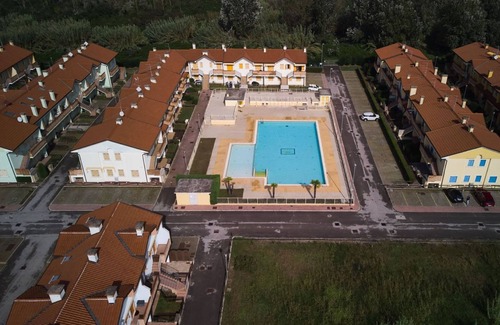 Rosapineta Apartment | Homely flat in a residence with pool in Rosolina