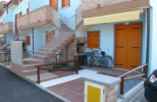 Rosapineta Apartment | Homely flat in a residence with pool in Rosolina
