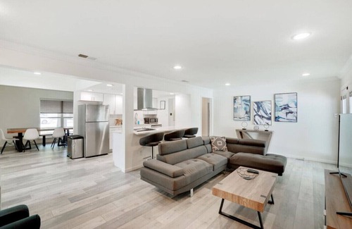 Grand Prairie House | Homely Haven 5BR w/Pool+ BBQ & Gourmet Kitchen