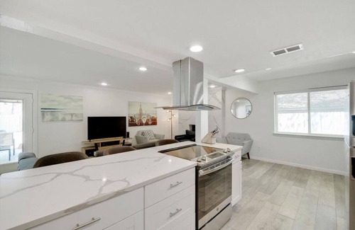 Grand Prairie House | Homely Haven 5BR w/Pool+ BBQ & Gourmet Kitchen
