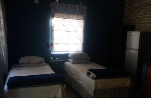 Lephalale House | Homely room in peaceful and comfortable old farmhouse