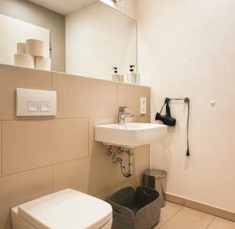 Schwanheim Apartment | Homely! Skyview 2-Room Apartment, Airport, Fair, Rooftop, Gym!