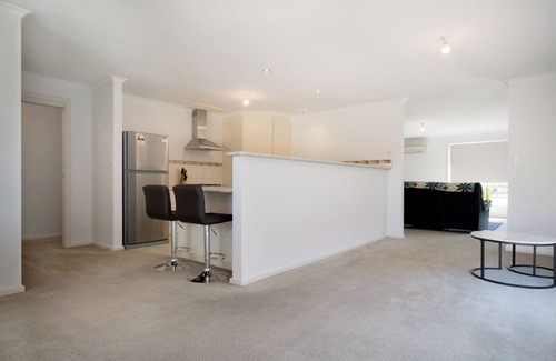 Prospect Vale House | Homely Suburban Delight with Parking & Wi-Fi