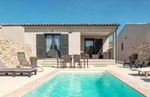 Lozari Villa | Homerez - 100 m away from the beach! Nice villa for 4 ppl. with swimming-pool