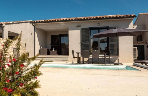 Lozari Villa | Homerez - 100 m away from the beach! Nice villa for 4 ppl. with swimming-pool