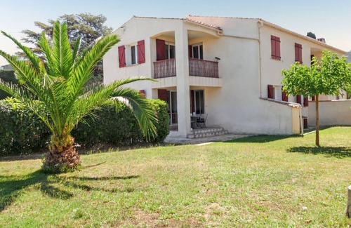 Saint-Cyr-sur-Mer Apartment | Homerez - Apartment in Saint-Cyr-sur-Mer.