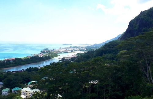 Zig Zag Ward Apartment | Homerez - Appartement 5 km away from the beach for 3 ppl. at Les Mamelles